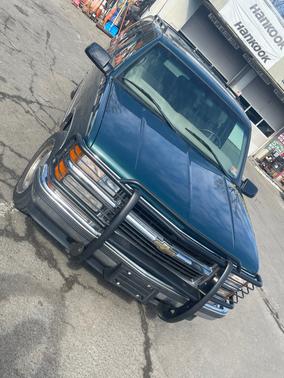 Green 1998 Chevrolet Suburban 1500