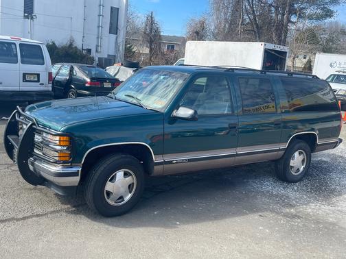 Green 1998 Chevrolet Suburban 1500
