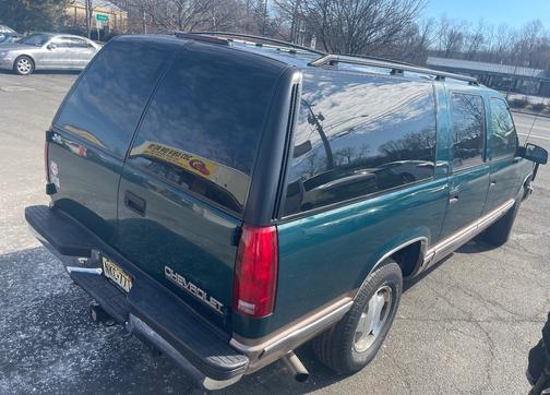 Green 1998 Chevrolet Suburban 1500