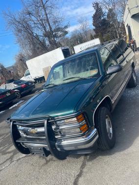 Green 1998 Chevrolet Suburban 1500