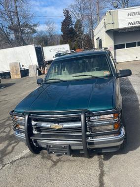 Green 1998 Chevrolet Suburban 1500