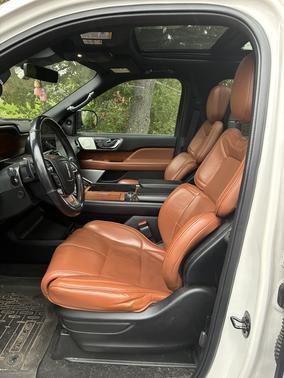 White 2019 Lincoln Navigator L Reserve