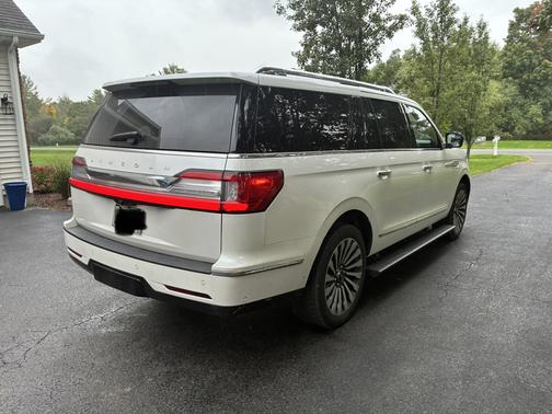 White 2019 Lincoln Navigator L Reserve