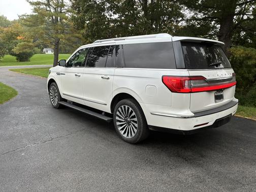 White 2019 Lincoln Navigator L Reserve