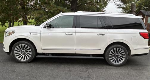 White 2019 Lincoln Navigator L Reserve