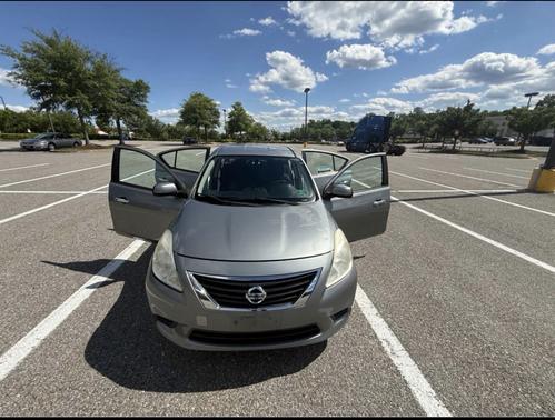 Gray 2013 Nissan Versa 1.6 SV
