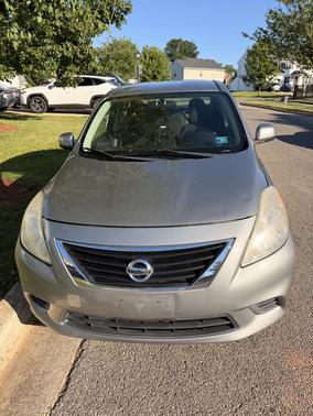 Gray 2013 Nissan Versa 1.6 SV