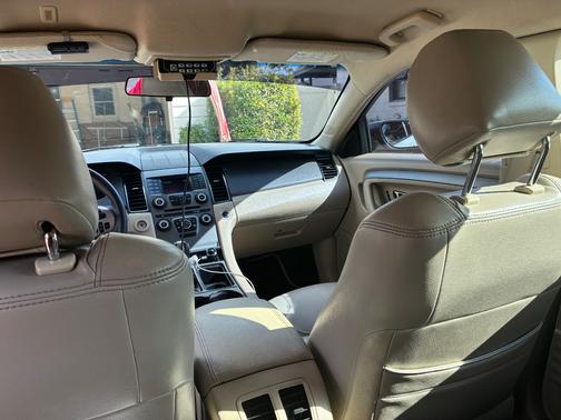 White 2013 Ford Taurus SE