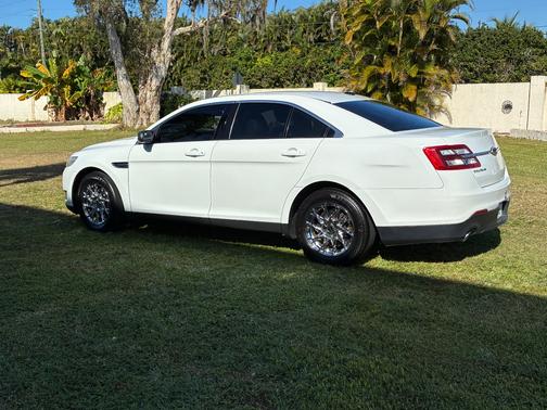 White 2013 Ford Taurus SE