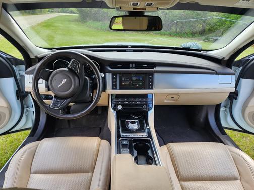 White 2016 Jaguar XF 35t Prestige