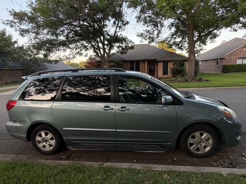 Blue 2007 Toyota Sienna XLE