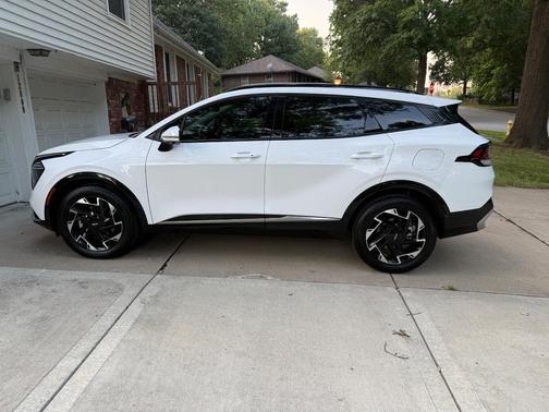 White 2023 Kia Sportage SX-Prestige