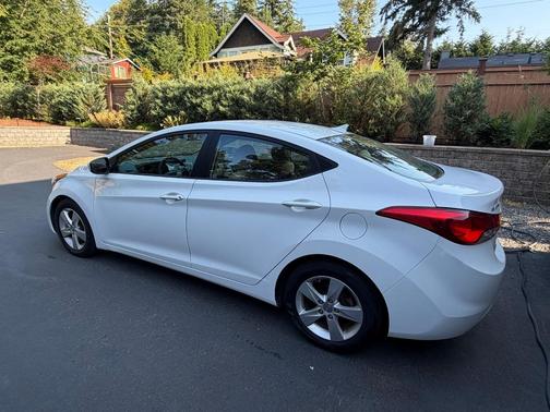 White 2013 Hyundai ELANTRA GLS