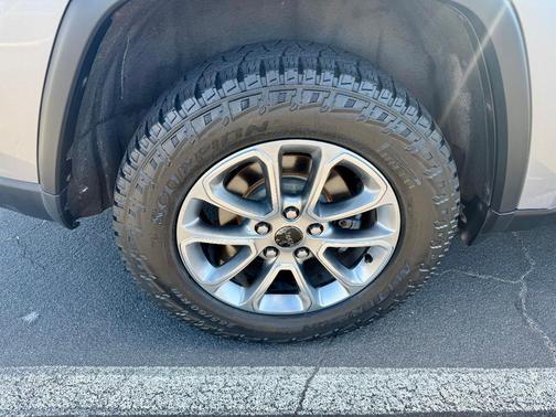 Silver 2014 Jeep Grand Cherokee Limited