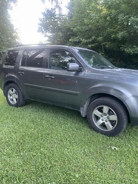 Gray 2011 Honda Pilot EX