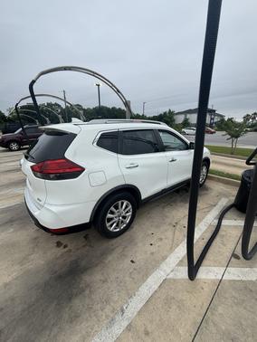 White 2017 Nissan Rogue SV