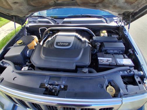 Silver 2007 Jeep Commander Limited