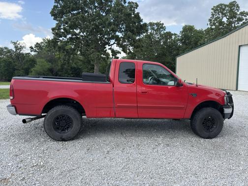 Red 2003 Ford F-150 XLT SuperCab