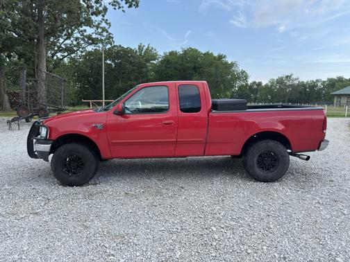 Red 2003 Ford F-150 XLT SuperCab