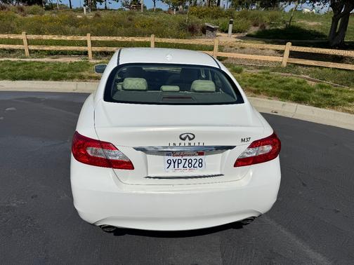 White 2011 INFINITI M37 Base