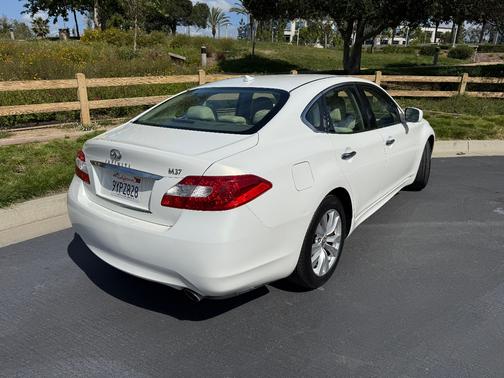 White 2011 INFINITI M37 Base