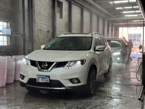 White 2016 Nissan Rogue SL