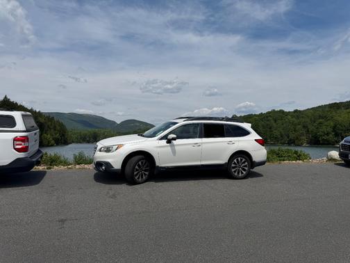 White 2016 Subaru Outback 2.5i Limited