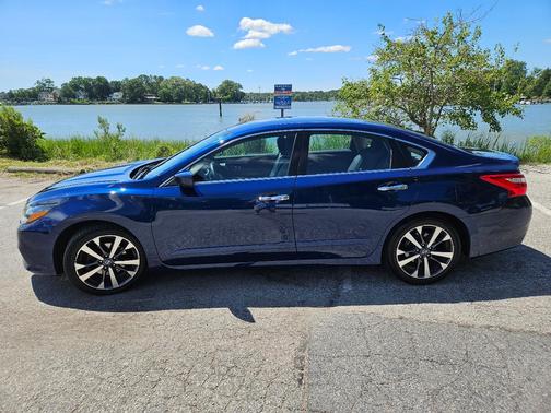 Blue 2016 Nissan Altima 3.5 SR