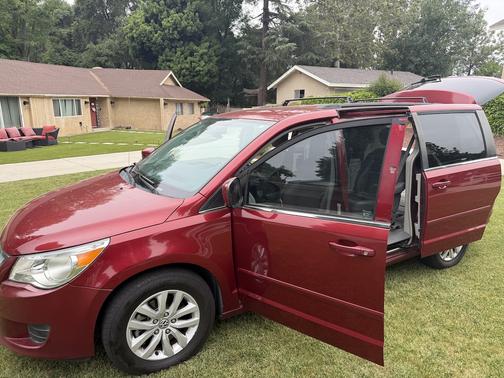 2014 Volkswagen Routan SE