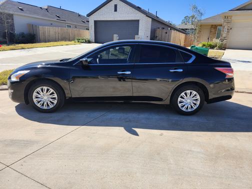 Black 2014 Nissan Altima 2.5 S