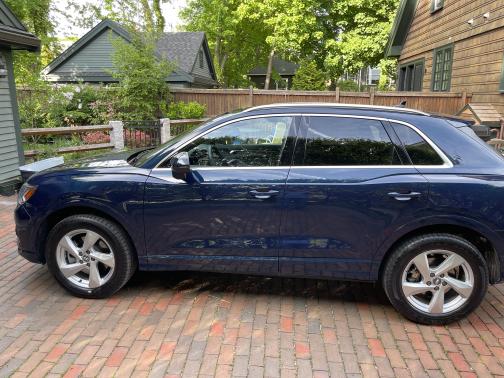 Photo 3 of 12 of 2020 Audi Q3 45 Premium