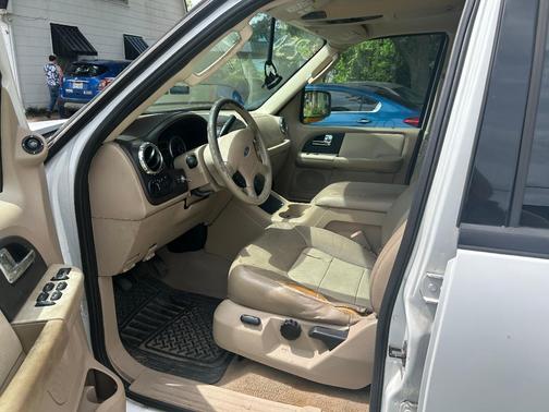 White 2006 Ford Expedition Eddie Bauer