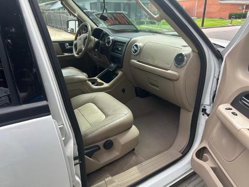 White 2006 Ford Expedition Eddie Bauer
