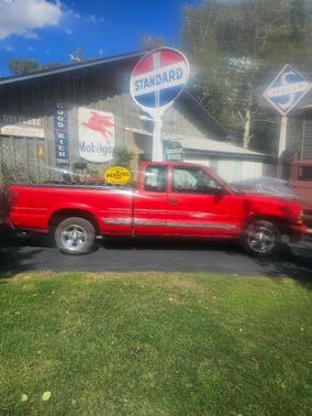 Red 2001 Chevrolet S-10 LS Extended Cab