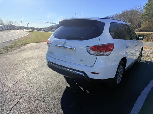 2016 Nissan Pathfinder SV