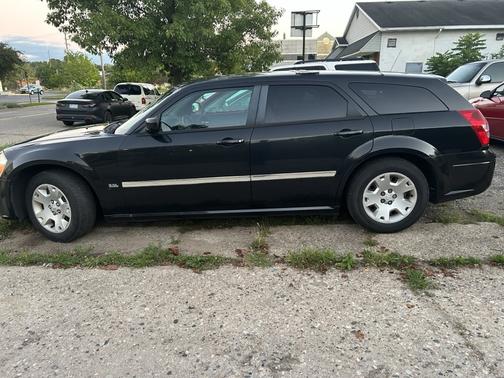 2006 Dodge Magnum Base