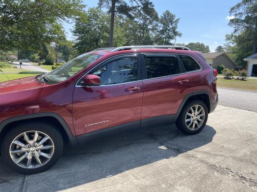 Photo 2 of 10 of 2014 Jeep Cherokee Limited