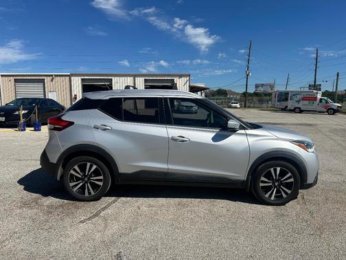 Silver 2018 Nissan Kicks SV