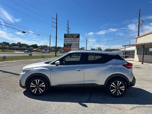 Silver 2018 Nissan Kicks SV