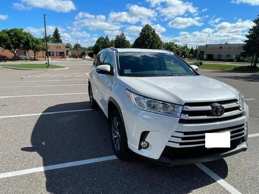 White 2019 Toyota Highlander XLE