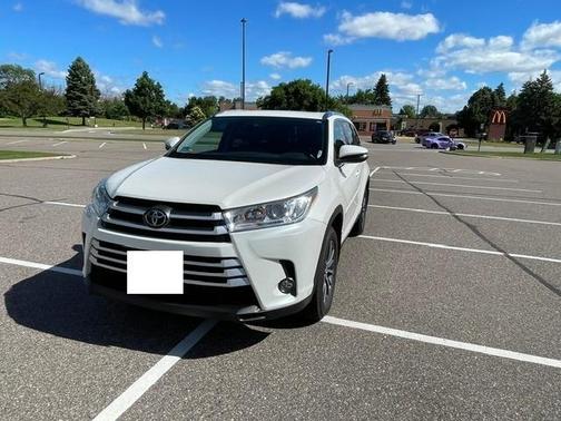 White 2019 Toyota Highlander XLE