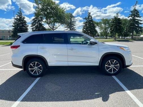 White 2019 Toyota Highlander XLE