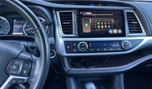 White 2019 Toyota Highlander XLE
