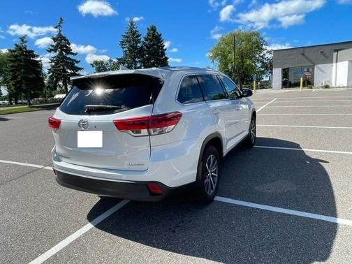 White 2019 Toyota Highlander XLE