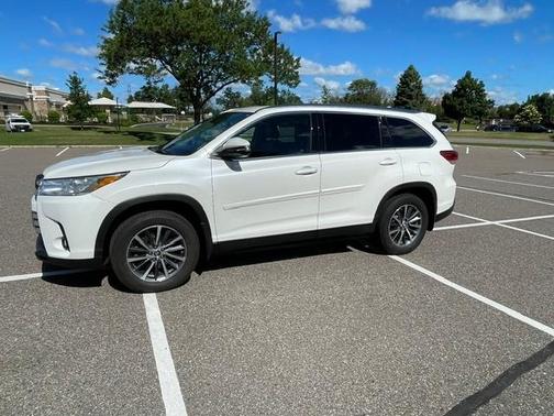 White 2019 Toyota Highlander XLE