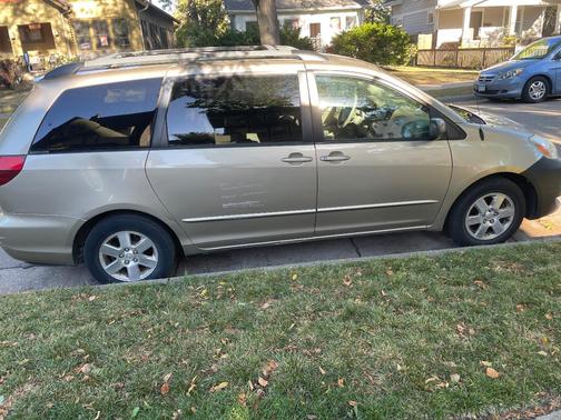Gold 2005 Toyota Sienna LE