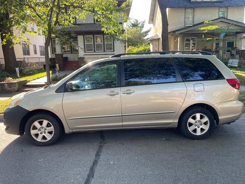 Gold 2005 Toyota Sienna LE