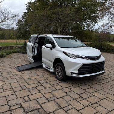 2022 Toyota Sienna XLE