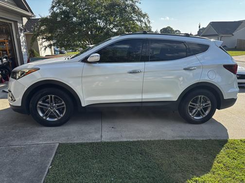 White 2017 Hyundai Santa Fe Sport 2.4L