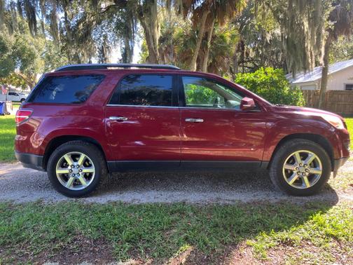 Red 2008 Saturn Outlook XR